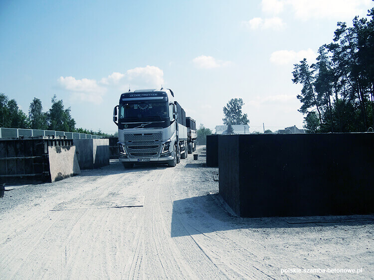 Transport szamb betonowych  w Reczu